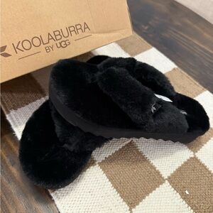 Koolaburra Black Furr-ee Slippers NEW size 6